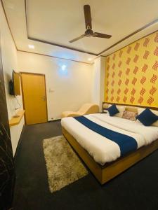 艾哈迈达巴德Hotel Bridge的一间卧室设有一张带天花板的大床