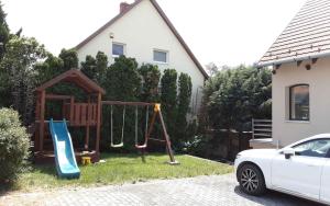 Un parque infantil con tobogán en el patio de una casa. en Apartments in Badacsony - Balaton 50626, en Badacsony