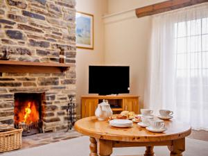 Μια τηλεόραση ή/και κέντρο ψυχαγωγίας στο 3 Bed in Wembury KEEPI +5 φωτογραφίες