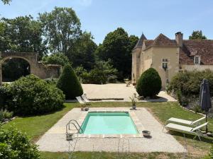 a swimming pool in the yard of a house at Aud'2 Tours in Ourouer-lès-Bourdelins