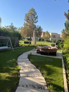 ein Hinterhof mit Whirlpool und Gehweg in der Unterkunft Town House in Veneto Residence Marassi in El-Alamein + 14 Fotos