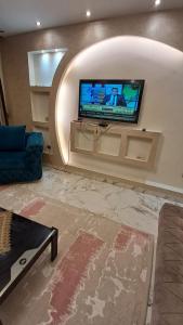 カイロにあるشقهの壁に薄型テレビが取り付けられたリビングルーム