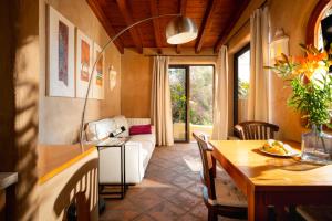 ein Wohnzimmer mit Tisch und Couch in der Unterkunft El Refugio Apartments & Villa in La Matanza de Acentejo