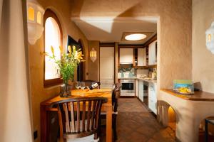 Küche/Küchenzeile in der Unterkunft El Refugio Apartments & Villa