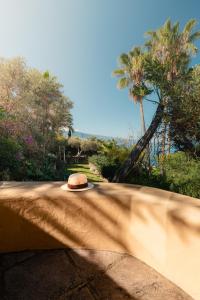 Ein Garten an der Unterkunft El Refugio Apartments & Villa