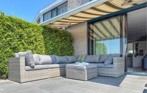 zwei Korbsofas vor einem Haus in der Unterkunft Three Bedroom Awesome Home In Lemmer in Lemmer