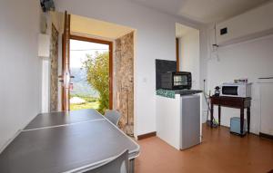 Η κουζίνα ή μικρή κουζίνα στο Awesome Apartment In Lozzi - Fko697