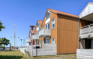 鲁德克丙Cozy Apartment In Rudkøbing With Wifi - G11307的有栅栏的房子