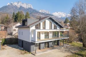 Nespecifikovaný výhled na hory nebo výhled na hory při pohledu z vily