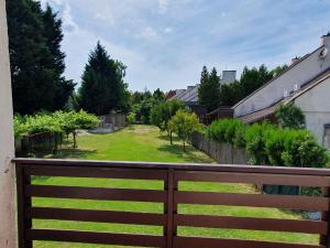 einen Balkon mit Gartenblick in der Unterkunft Apartments in Zamardi - Balaton 52987 in Zamárdi