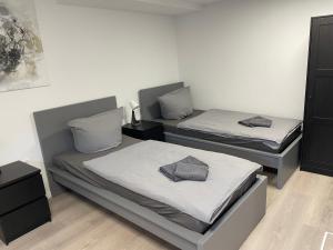 2 Einzelbetten in einem Zimmer mit in der Unterkunft Blauer Stein 07 Haus in Pulheim