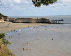 a group of people in the water at a beach at Mobilhome 4-6 personnes confort-piscine-mer meschers sur gironde in Meschers-sur-Gironde