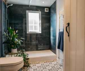 ein Badezimmer mit Dusche, Toilette und Fenster in der Unterkunft Abbey Gate Cottage, Faversham Near to Whitstable in Kent + 7 Fotos