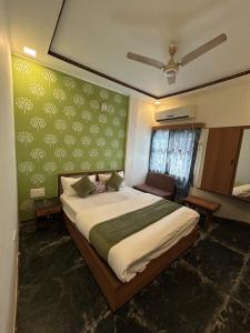 艾哈迈达巴德Hotel Bridge的带床和绿墙的卧室