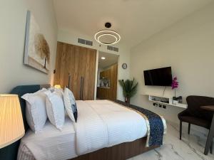 TV a/nebo společenská místnost v ubytování Studio Luxe in Maryah Island Near Cleveland & ADGM