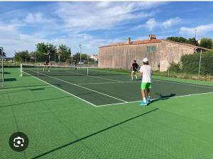 Tennis- og/eller squashfaciliteter på Magnifique appartement eller i nærheden