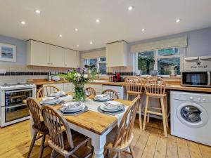 Η κουζίνα ή μικρή κουζίνα στο 3 Bed in Weare Giffard 90864