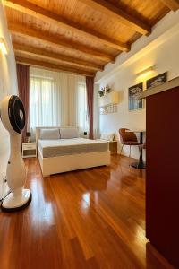 Habitación grande con cama y escritorio. en Cozy Apartment Center, en Bérgamo