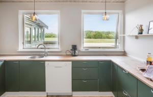 Una cocina o cocineta en Nice Home In Bandholm With Wifi - K10070