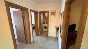 TV a/nebo společenská místnost v ubytování Family apartment Krivokapic