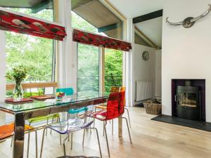 a dining room with a table and chairs and a fireplace at 2 Bed in Beaulieu NFL71 in Beaulieu