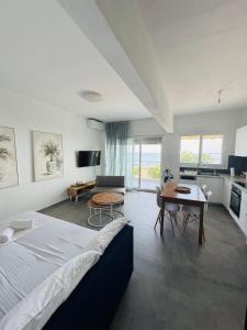 Kuchyň nebo kuchyňský kout v ubytování Sea view apartment1