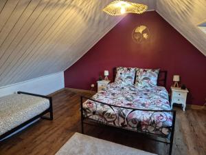 una camera da letto con letto in mansarda di Les gîtes d'Herquetot -"Les Genêts" a Vasteville