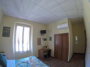 une chambre avec un lit et une fenêtre dans l'établissement Affittacamere La Branda, à La Spezia 46 autres photos