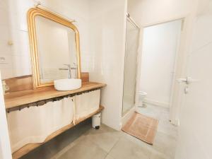 a bathroom with a sink and a mirror at Appartement Le Cœur de Nîmes Secteur Arènes Parking Offert ! in Nîmes +31 photos