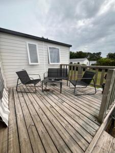 Balkón nebo terasa v ubytování Mobil home confort XL,camping la pommeraie, piscine et océan, concarneau et pont aven