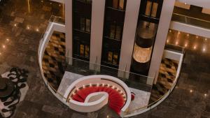 una vista aérea de una escalera de caracol en un edificio en InterContinental Brisbane by IHG, en Brisbane