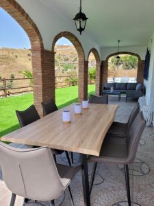 a dining room with a wooden table and chairs at Villa Kiki in Morche