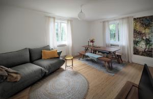a living room with a couch and a table at Ferienwohnung am Park in Neustadt an der Weinstraße