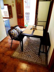 a table and a chair in a room at Casita de Pescadores en La Costera in Villajoyosa +18 photos