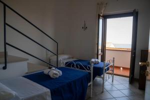 two beds in a room with a window at Appartamento SCICK in Crotone