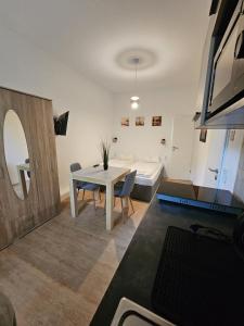 un soggiorno con un tavolo e un divano di ApartHotel Slumber 24h Self Check in a Geesthacht