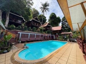 Bazén v ubytování Phi Phi Ingphu Viewpoint Hotel nebo v jeho okolí + 17 fotografií