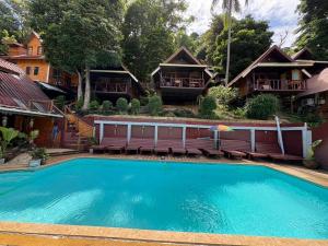 Bazén v ubytování Phi Phi Ingphu Viewpoint Hotel nebo v jeho okolí