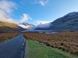 Heather Cottage 3 Bedroom في لويسبورغ: طريق وسط وادى وجبال