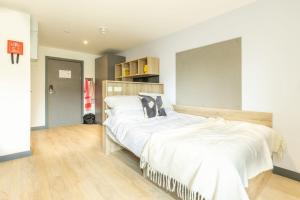 Curraheen Point in Cork في كورك: غرفة نوم بها سريرين مع ملاءات بيضاء +43 صورة