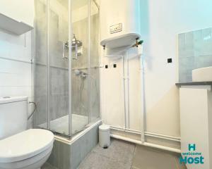 un bagno con doccia e WC di Le studio de Lou, 4 couchages Mer & Port a Mauguio