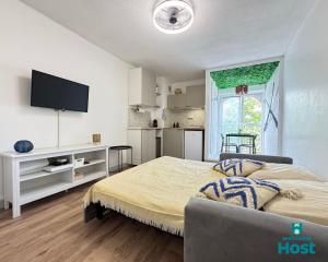 una camera da letto con un letto e una TV a schermo piatto di Le studio de Lou, 4 couchages Mer & Port a Mauguio