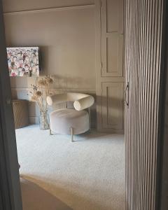 ein Wohnzimmer mit einer weißen Couch und einem Tisch in der Unterkunft Flat in Woodstock in Woodstock