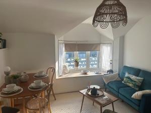 a living room with a blue couch and a table at Flat in Woodstock in Woodstock