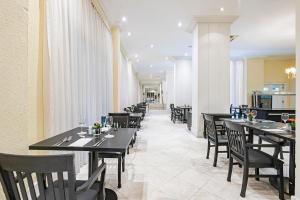 Um restaurante ou outro lugar para comer em Rockefeller by Slaviero Hotéis