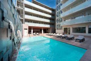 una piscina en medio de un edificio en 4R Miramar Calafell, en Calafell