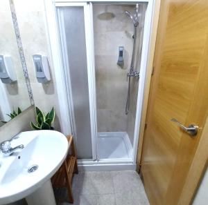 Ένα μπάνιο στο Charming and Ample Studio, 3 mins from Calle Larios, in the heart of Málaga Centre +22 φωτογραφίες