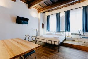 Un dormitorio con una cama y una mesa de madera. en Gall 44 apartments, en Český Krumlov