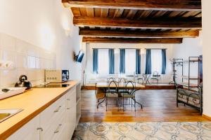 Una cocina y un comedor con mesa y sillas. en Gall 44 apartments, en Český Krumlov