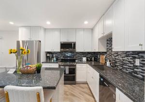 Köök või kööginurk majutusasutuses 10 Mins to Old Town, Tempe Beach Park - BBQ & Yard